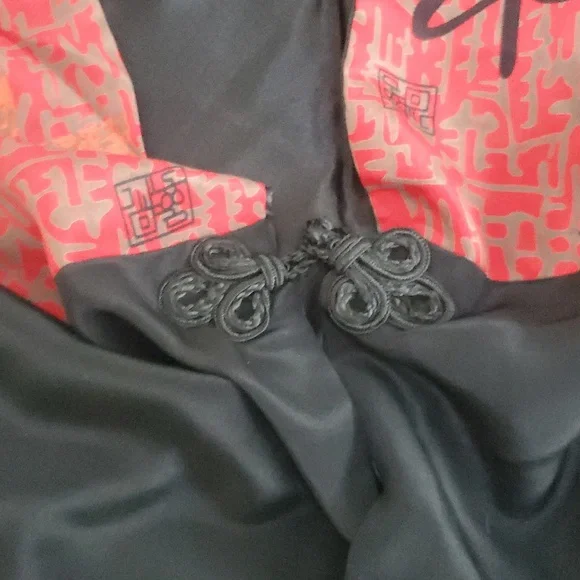 Grace Chuang 100 $ Silk Red and Black Chinese Wrap In Great Condition - Picture 6 of 8